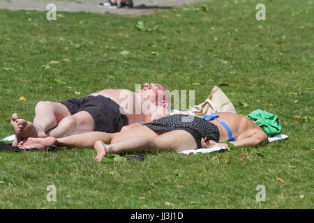 London, UK. 18. Juli 2017. Ein paar Sonnen in Victoria Gardens London Sonnenschein und warmen Wetter Credit erlebt: Amer Ghazzal/Alamy Live-Nachrichten Stockfoto