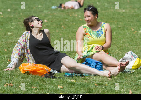 London, UK. 18. Juli 2017. Zwei Frauen genießen die Sonne und warmes Wetter in Victoria Gardens Credit: Amer Ghazzal/Alamy Live-Nachrichten Stockfoto