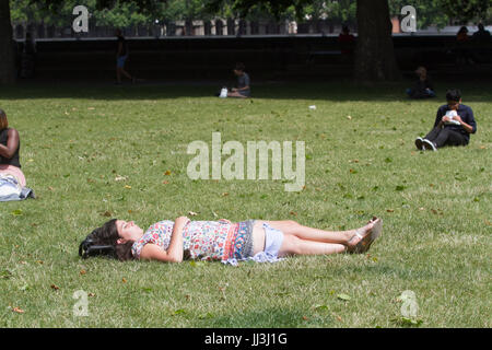 London, UK. 18. Juli 2017. Eine Frau sonnt sich in Victoria Gardens, London Sonnenschein und warmen Wetter Credit erlebt: Amer Ghazzal/Alamy Live-Nachrichten Stockfoto