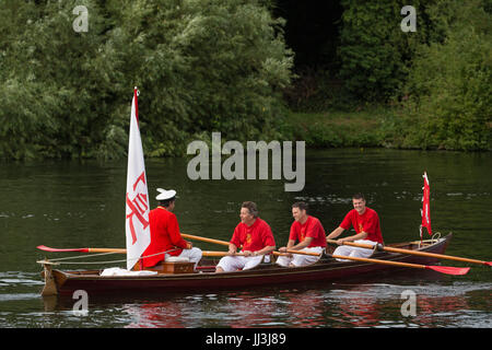 Water Oakley, Großbritannien. 18th. Juli 2017. Swan Uppers am zweiten Tag der Swan Upping Volkszählung. Swan Upping ist eine jährliche, fünftägige zeremonielle Schwanenzählung, die das Sammeln, Markieren und Freigeben aller Cygnets oder stummen Schwäne auf der Themse erfordert. Sie geht auf mehr als 800 Jahre zurück, als die Krone den Besitz aller stummen Schwäne beanspruchte. Der zweite Tag der Volkszählung findet zwischen Windsor Bridge und Marlow Lock statt. Kredit: Mark Kerrison/Alamy Live Nachrichten Stockfoto