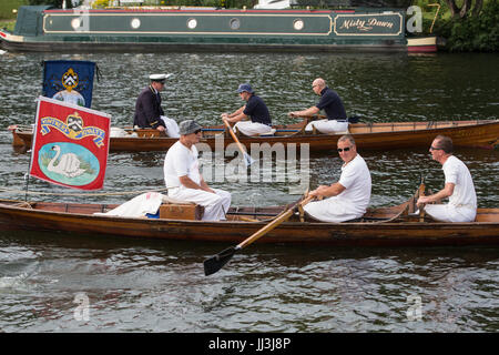 Eton, Großbritannien. 18th. Juli 2017. Swan-Ups verlassen die Eton Bridge zu Beginn des zweiten Tages der Swan-Upping-Volkszählung. Swan Upping ist eine jährliche, fünftägige zeremonielle Schwanenzählung, die das Sammeln, Markieren und Freigeben aller Cygnets oder stummen Schwäne auf der Themse erfordert. Sie geht auf mehr als 800 Jahre zurück, als die Krone den Besitz aller stummen Schwäne beanspruchte. Der zweite Tag der Volkszählung findet zwischen Windsor Bridge und Marlow Lock statt. Kredit: Mark Kerrison/Alamy Live Nachrichten Stockfoto