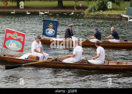 Eton, Großbritannien. 18th. Juli 2017. Swan-Ups verlassen die Eton Bridge zu Beginn des zweiten Tages der Swan-Upping-Volkszählung. Swan Upping ist eine jährliche, fünftägige zeremonielle Schwanenzählung, die das Sammeln, Markieren und Freigeben aller Cygnets oder stummen Schwäne auf der Themse erfordert. Sie geht auf mehr als 800 Jahre zurück, als die Krone den Besitz aller stummen Schwäne beanspruchte. Der zweite Tag der Volkszählung findet zwischen Windsor Bridge und Marlow Lock statt. Kredit: Mark Kerrison/Alamy Live Nachrichten Stockfoto