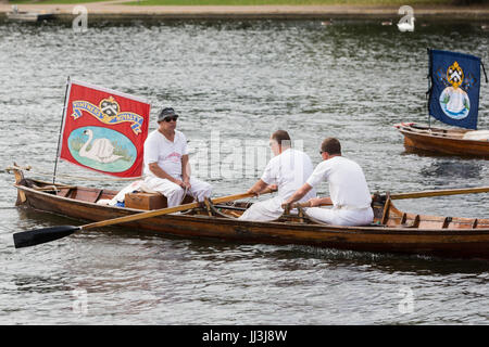 Eton, Großbritannien. 18th. Juli 2017. Swan-Ups verlassen die Eton Bridge zu Beginn des zweiten Tages der Swan-Upping-Volkszählung. Swan Upping ist eine jährliche, fünftägige zeremonielle Schwanenzählung, die das Sammeln, Markieren und Freigeben aller Cygnets oder stummen Schwäne auf der Themse erfordert. Sie geht auf mehr als 800 Jahre zurück, als die Krone den Besitz aller stummen Schwäne beanspruchte. Der zweite Tag der Volkszählung findet zwischen Windsor Bridge und Marlow Lock statt. Kredit: Mark Kerrison/Alamy Live Nachrichten Stockfoto