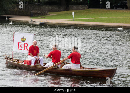 Eton, Großbritannien. 18th. Juli 2017. Swan-Ups verlassen die Eton Bridge zu Beginn des zweiten Tages der Swan-Upping-Volkszählung. Swan Upping ist eine jährliche, fünftägige zeremonielle Schwanenzählung, die das Sammeln, Markieren und Freigeben aller Cygnets oder stummen Schwäne auf der Themse erfordert. Sie geht auf mehr als 800 Jahre zurück, als die Krone den Besitz aller stummen Schwäne beanspruchte. Der zweite Tag der Volkszählung findet zwischen Windsor Bridge und Marlow Lock statt. Kredit: Mark Kerrison/Alamy Live Nachrichten Stockfoto