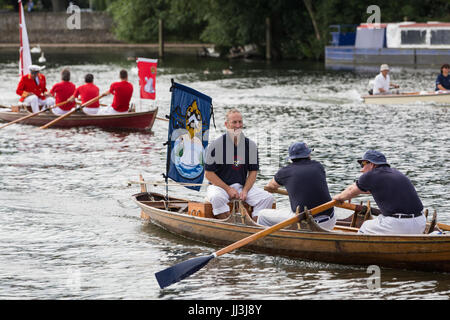 Eton, Großbritannien. 18th. Juli 2017. Swan-Ups verlassen die Eton Bridge zu Beginn des zweiten Tages der Swan-Upping-Volkszählung. Swan Upping ist eine jährliche, fünftägige zeremonielle Schwanenzählung, die das Sammeln, Markieren und Freigeben aller Cygnets oder stummen Schwäne auf der Themse erfordert. Sie geht auf mehr als 800 Jahre zurück, als die Krone den Besitz aller stummen Schwäne beanspruchte. Der zweite Tag der Volkszählung findet zwischen Windsor Bridge und Marlow Lock statt. Kredit: Mark Kerrison/Alamy Live Nachrichten Stockfoto