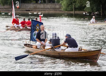 Eton, Großbritannien. 18th. Juli 2017. Swan-Ups verlassen die Eton Bridge zu Beginn des zweiten Tages der Swan-Upping-Volkszählung. Swan Upping ist eine jährliche, fünftägige zeremonielle Schwanenzählung, die das Sammeln, Markieren und Freigeben aller Cygnets oder stummen Schwäne auf der Themse erfordert. Sie geht auf mehr als 800 Jahre zurück, als die Krone den Besitz aller stummen Schwäne beanspruchte. Der zweite Tag der Volkszählung findet zwischen Windsor Bridge und Marlow Lock statt. Kredit: Mark Kerrison/Alamy Live Nachrichten Stockfoto