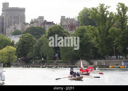 Eton, Großbritannien. 18th. Juli 2017. Swan-Ups verlassen die Eton Bridge zu Beginn des zweiten Tages der Swan-Upping-Volkszählung. Swan Upping ist eine jährliche, fünftägige zeremonielle Schwanenzählung, die das Sammeln, Markieren und Freigeben aller Cygnets oder stummen Schwäne auf der Themse erfordert. Sie geht auf mehr als 800 Jahre zurück, als die Krone den Besitz aller stummen Schwäne beanspruchte. Der zweite Tag der Volkszählung findet zwischen Windsor Bridge und Marlow Lock statt. Kredit: Mark Kerrison/Alamy Live Nachrichten Stockfoto