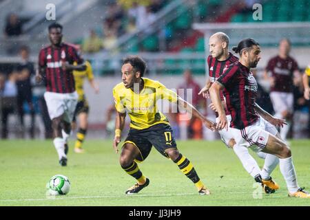 Guangzhou, China. 18. Juli 2017. Mailänder Ricardo Rodríguez (l) und Gabriel Palet sowie der Dortmunder Pierre-Emerick Aubameyang (c) in Aktion während der internationalen Club freundlich Fußball match zwischen AC Mailand und Borussia Dortmund in Guangzhou, China, 18. Juli 2017. Foto: Marcio Rodrigo Machado/Power Sport Bilder/Dpa/Alamy Live News Stockfoto