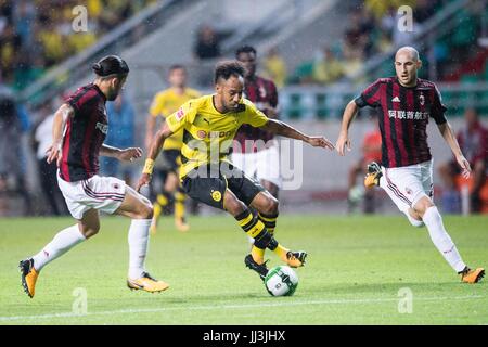 Guangzhou, China. 18. Juli 2017. Mailänder Ricardo Rodríguez (l) und Gabriel Palet sowie der Dortmunder Pierre-Emerick Aubameyang (c) in Aktion während der internationalen Club freundlich Fußball match zwischen AC Mailand und Borussia Dortmund in Guangzhou, China, 18. Juli 2017. Foto: Marcio Rodrigo Machado/Power Sport Bilder/Dpa/Alamy Live News Stockfoto