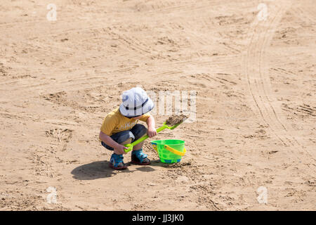 Southport, Merseyside, 18. Juli 2017. Großbritannien Wetter. Urlauber-Kopf ans Meer, die schönen Sommersonne in Southport in Merseyside genießen. Mit Zauber herrlicher Sonnenschein, die voraussichtlich im Laufe des Tages weiter wird ein schöner Tag in dem beliebten Badeort erwartet. Bildnachweis: Cernan Elias/Alamy Live-Nachrichten Stockfoto