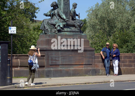 Glasgow, Schottland. 18. Juli. Wetter im Sommer kehrt zurück und Leute genießen Sie den Sommer in der Stadt Partick, Schottland fängt einige der sengenden UK Credit Gerard Fähre/Alamy Wetternachrichten Stockfoto