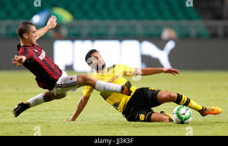 Guangzhou, China. 18. Juli 2017. Luca Antonelli (L) des AC Milan wetteifert mit Nuri Sahin von Borussia Dortmund während das Fußballspiel 2017 International Champions Cup(ICC) China in Guangzhou University Town Center Sportstadion in Guangzhou, Hauptstadt der südchinesischen Provinz Guangdong, 18. Juli 2017. Borussia Dortmund 3: 1 gewonnen. Bildnachweis: Xinhua/Alamy Live-Nachrichten Stockfoto