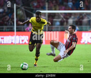 Guangzhou, China. 18. Juli 2017. Giacomo Bonaventura (R) des AC Milan wetteifert mit Dan-Axel Zagadou während das Fußballspiel 2017 International Champions Cup (ICC) China in Guangzhou University Town Center Sportstadion in Guangzhou, Hauptstadt der südchinesischen Provinz Guangdong, am 18. Juli 2017. Borussia Dortmund 3: 1 gewonnen. Bildnachweis: Xinhua/Alamy Live-Nachrichten Stockfoto