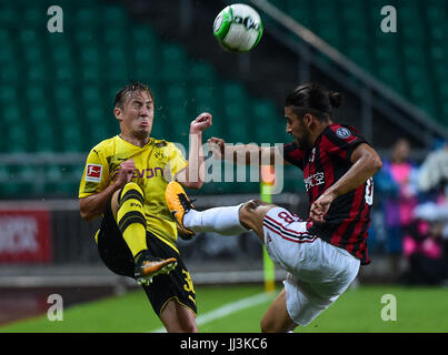 Guangzhou, China. 18. Juli 2017. Ricardo Rodriguez (R) des AC Milan wetteifert mit Felix Passlack von Borussia Dortmund während der 2017 International Champions Cup (ICC) China Fußballspiel im Guangzhou University Town Center Sportstadion in Guangzhou, Hauptstadt der südchinesischen Provinz Guangdong, am 18. Juli 2017. Borussia Dortmund 3: 1 gewonnen. Bildnachweis: Xinhua/Alamy Live-Nachrichten Stockfoto