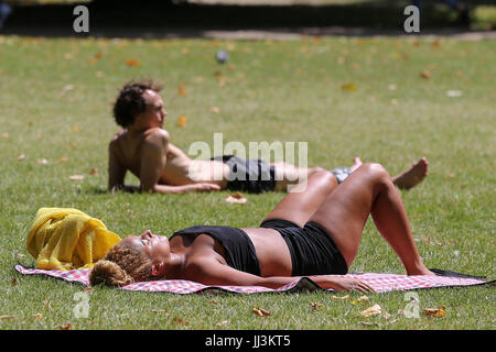 Westminster. London, UK. 18. Juli 2017. Menschen sonnt sich an einem warmen und sonnigen Tag im St James Park wie das warme und trockene Wetter in der Hauptstadt weiter. Bildnachweis: Dinendra Haria/Alamy Live-Nachrichten Stockfoto
