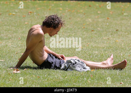 Westminster. London, UK. 18. Juli 2017. Ein Mann sonnt sich an einem warmen und sonnigen Tag im St. James Park als das warme und trockene Wetter setzt sich in der Hauptstadt. Bildnachweis: Dinendra Haria/Alamy Live-Nachrichten Stockfoto