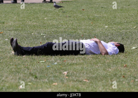 Westminster. London, UK. 18. Juli 2017. Ein Mann sonnt sich an einem warmen und sonnigen Tag im St. James Park als das warme und trockene Wetter setzt sich in der Hauptstadt. Bildnachweis: Dinendra Haria/Alamy Live-Nachrichten Stockfoto