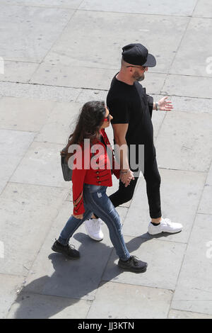 Westminster. London, UK. 18. Juli 2017. Menschen Sie unterwegs heißen und sonnigen Tag auf dem Trafalgar Square, da das Wetter warme und trockene in der Hauptstadt weiter. Bildnachweis: Dinendra Haria/Alamy Live-Nachrichten Stockfoto