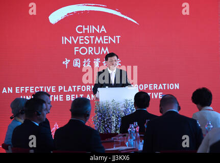 (170718)--Prag, 18. Juli 2017 (Xinhua)--Liu Yunshan, Mitglied des ständigen Ausschusses des Politbüros des Zentralkomitees der kommunistischen Partei von China (CPC), befasst sich mit dem Jahr 2017 China Investment Forum in Prag, Tschechien, 18. Juli 2017. (Xinhua/Rao Aimin) (Zkr) Stockfoto