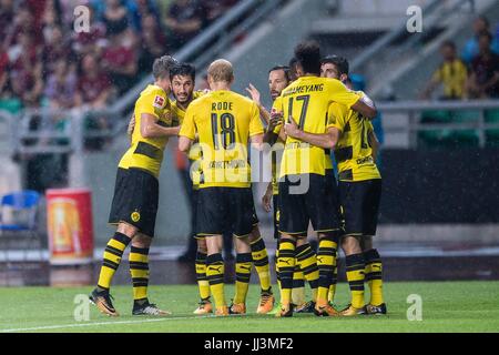 Guangzhou, China. 18. Juli 2017. Dortmunder Team feiert die internationale Club-Freundschaftsspiel zwischen AC Mailand und Borussia Dortmund in Guangzhou, China, 18. Juli 2017. Foto: Marcio Rodrigo Machado/Power Sport Bilder/Dpa/Alamy Live News Stockfoto