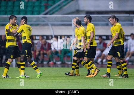 Guangzhou, China. 18. Juli 2017. Dortmunder Team feiert die internationale Club-Freundschaftsspiel zwischen AC Mailand und Borussia Dortmund in Guangzhou, China, 18. Juli 2017. Foto: Marcio Rodrigo Machado/Power Sport Bilder/Dpa/Alamy Live News Stockfoto