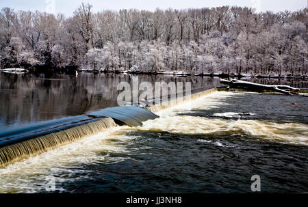 Winterliche Szene entlang Fluss, schneebedeckten Bäumen, am frühen Morgen Stockfoto