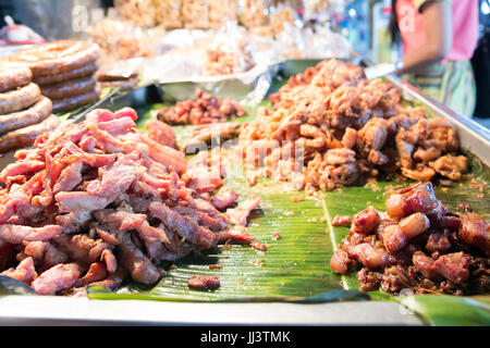 Gegrilltes Schweinefleisch auf grünes Blatt Closeup, Straßenmarkt, Chiang Mai, Thailand. Gebratenes Fleisch auf einem Kiosk Tisch auf der Straße, Asien anbieten. Stockfoto