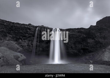 Serene lange Exposition der Wasserfall Seljalandsfoss im Süden Islands Stockfoto