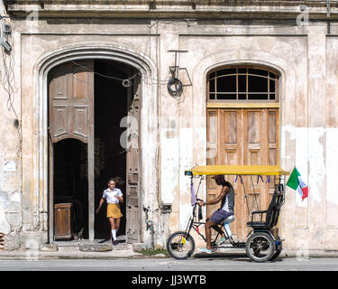 Menschen gehen über den Tag in der Altstadt von Havanna, Havanna, Kuba Stockfoto