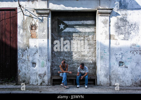 Zwei Männer sitzen auf einer Bank in der Altstadt von Havanna, Havanna, Kuba Stockfoto