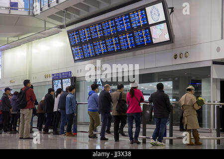 HONG KONG, 8. Dezember 2015, Datenverkehr am Flughafen-terminal. Leute warten unter der Ankünfte-Platine. Passagiere kommen am Terminal von Hong Kong Stockfoto