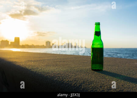 Leere Bierflasche sitzt Malecn bei Sonnenuntergang in Havanna, Kuba Stockfoto