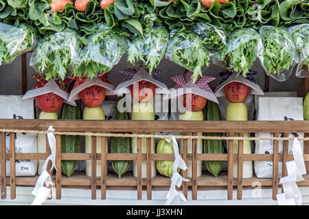 Lustige Äpfel wie Puppen stehen in Tabelle ein Geschäft. Frisches Obst mit Gemüse auf dem Markt anbieten. Stockfoto