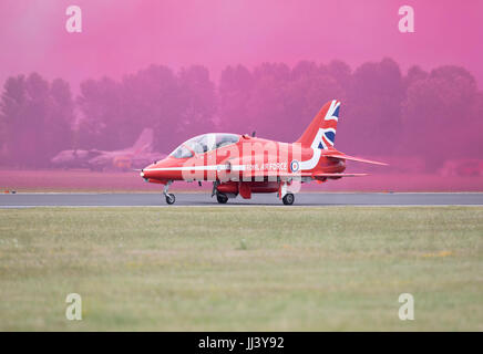 Flugschau in RAF Fairford, Gloucestershire hosting der Royal International Air Tattoo, 2017.Red Pfeile, etwa um für ihre brillanten Display abnehmen Stockfoto