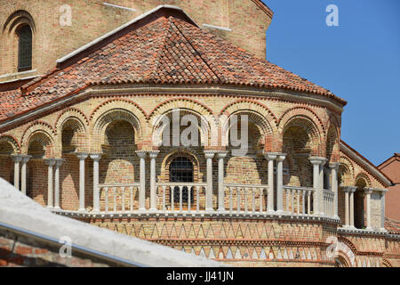 Romanische Kolonnade der Apsis der Kirche von San Donato in der Insel Murano bei Venedig Stockfoto