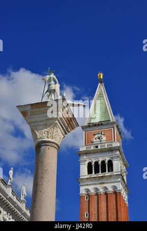 Saint Theodore antike Säule und Saint Mark Bell tower im Zentrum von Venedig (mit blauen Himmel und Kopie) Stockfoto