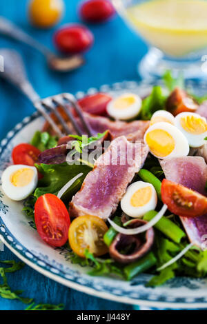 Thunfisch Salat (Nicoise) mit Tomaten, gekochte Eier, Zwiebel, Sardellen und Salat Stockfoto