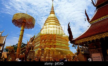 Schöne Kunst und Architektur des Wat Phrathat Doi Suthep, Thai Tempel in Chiang Mai, Thailand. Stockfoto