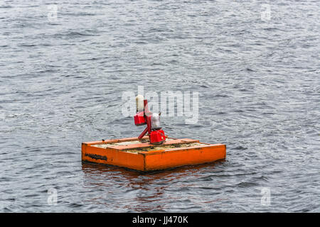 Ponton, schwimmende Brücke Deck auf dem Wasser. Stockfoto