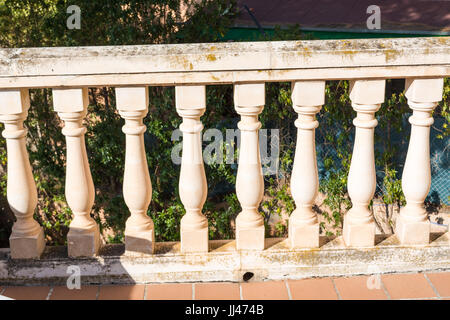 Alten Balustraden auf einem Balkon Stockfoto
