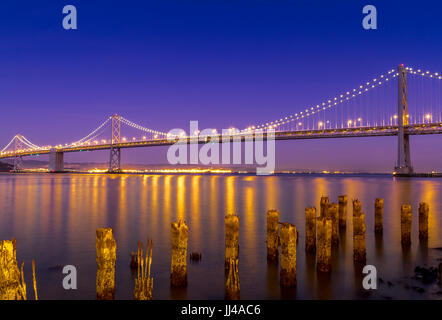 Die Oakland Bay Bridge bei Nacht. Die Brücke verbindet Oakland mit San Francisco, San Francisco, Kalifornien, USA Stockfoto