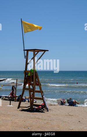 CALAHONDA, Andalusien/Spanien - Juli 2: Bademeister in Calahonda Costa del Sol Spanien am 2. Juli 2017. Nicht identifizierte Personen Stockfoto