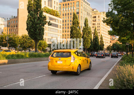 NEW YORK CITY - Juli 17, 2017: Blick auf New York City yellow Taxi fahren entlang der West Street in Manhattan Stockfoto