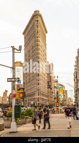 NEW YORK CITY - 15. JULI 2017: New York City street scene mit historischen Flatiron Building und Fußgänger von Midtown Manhattan gesehen. Stockfoto