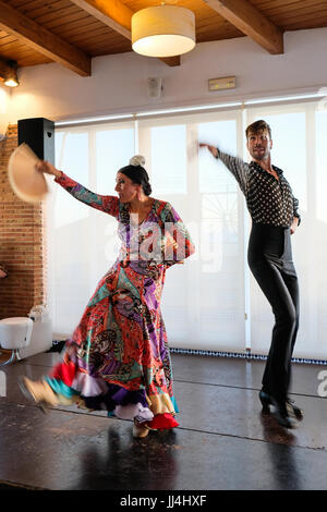 CALAHONDA, Andalusien/Spanien - Juli 3: Flamenco-Tanz in Calahonda Costa del Sol Spanien am 3. Juli 2017. Nicht identifizierte Personen. Stockfoto
