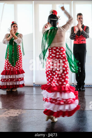 CALAHONDA, Andalusien/Spanien - Juli 3: Flamenco-Tanz in Calahonda Costa del Sol Spanien am 3. Juli 2017. Nicht identifizierte Personen. Stockfoto
