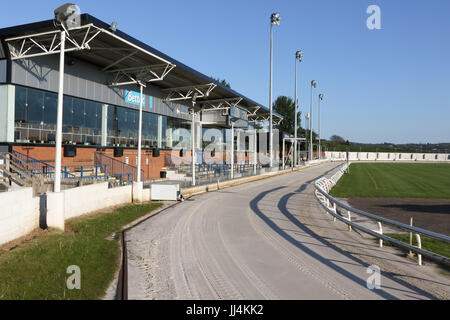 Geradeaus und biegen auf die Greyhound verfolgen bei Drumbo Park Greyhound Stadium, Lambeg, Nordirland. Stockfoto