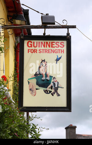 Guinness-Zeichen an Nolans Pub in Rosscarbery Stockfoto