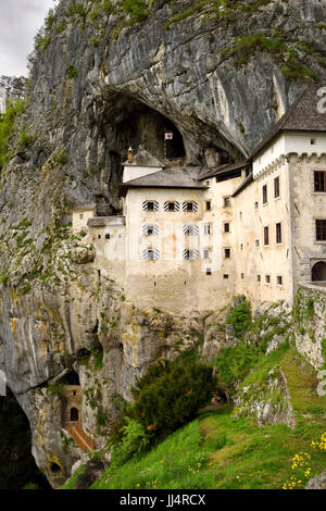 Klippe Höhle Eingänge Predjama Schloss 1570 Renaissance-Festung in den Mund einer Cliffside Höhle in Slowenien Stockfoto