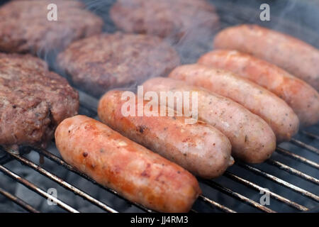 Würstchen und Kochen auf einem BBQ-Burger Stockfoto